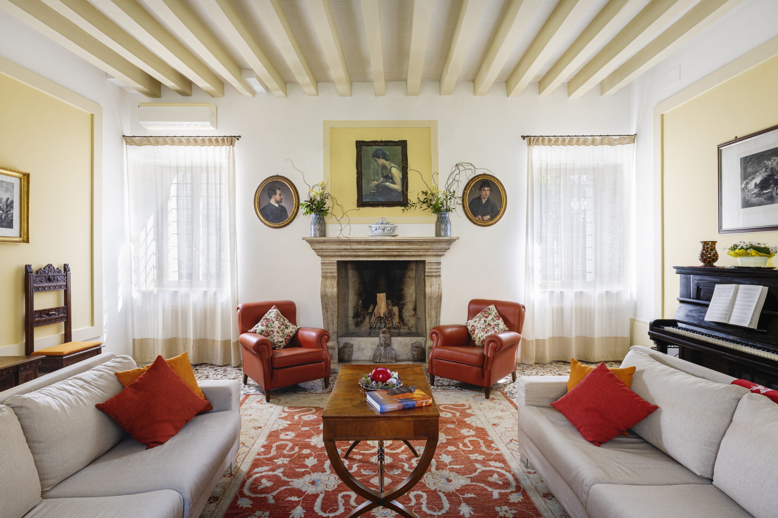 Il salotto d’epoca con camino e pianoforte